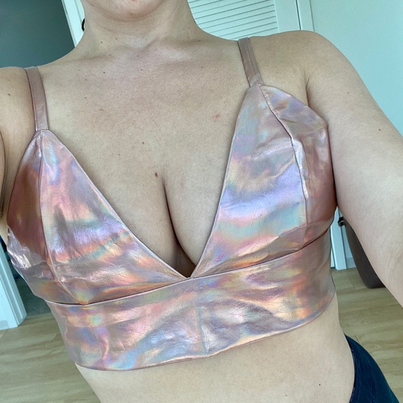 Gold holographic iridescent crop top - Picture 8 of 11